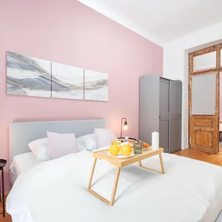 Daire Days - Modern Apts - Fast Wifi - Netflix - 7 Min Wenceslas Sq